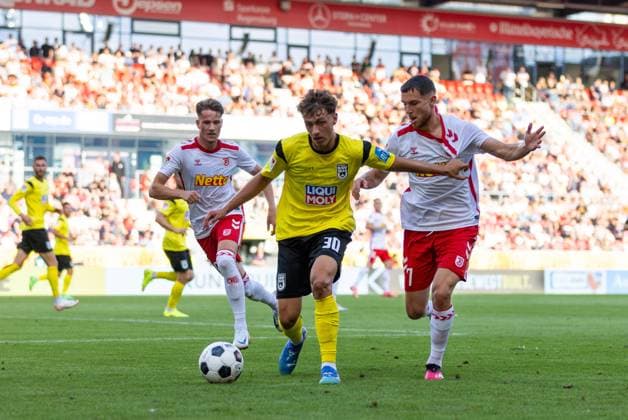 09 08 2024, Soccer, GER, Season, 2 Liga, Season 2024 2025, SSV Jahn Regensburg SSV Ulm 1846 Soccer Maurice Krattenmacher on the ball in front of Oscar Schönfelder SSV Jahn Regensburg DFL REGULATIONS PROHIBIT ANY USE OF PHOTOGRAPHS AS IMAGE SEQUENCES AND OR QUASI VIDEO Regensburg Bavaria Germany Jahnstadion Regensburg