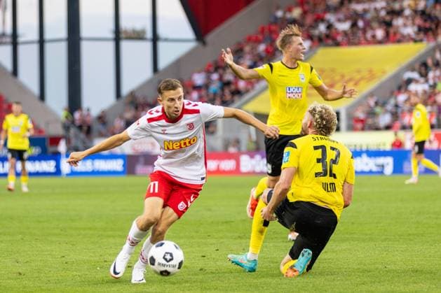 09 08 2024, Soccer, GER, Season, 2 Liga, Season 2024 2025, SSV Jahn Regensburg SSV Ulm 1846 Soccer Nico Ochojski SSV Jahn Regensburg vs Phlipp Strompf DFL REGULATIONS PROHIBIT ANY USE OF PHOTOGRAPHS AS IMAGE SEQUENCES AND OR QUASI VIDEO Regensburg Bavaria Germany Jahnstadion Regensburg