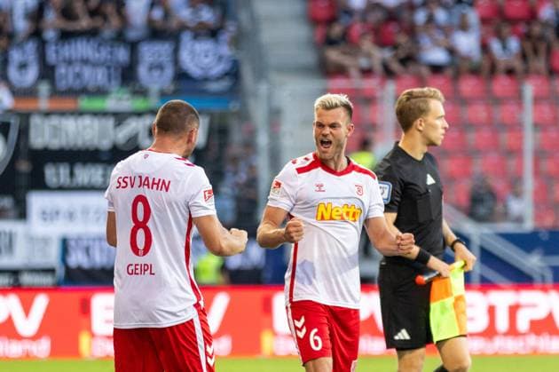 09 08 2024, Football, GER, Season, 2 Liga, Season 2024 2025, SSV Jahn Regensburg SSV Ulm 1846 Soccer Cheering after the final whistle at Andreas Geipl SSV Jahn and Benedikt Saller SSV Jahn DFL REGULATIONS PROHIBIT ANY USE OF PHOTOGRAPHS AS IMAGE SEQUENCES AND OR QUASI VIDEO Regensburg Bavaria Germany Jahnstadion Regensburg
