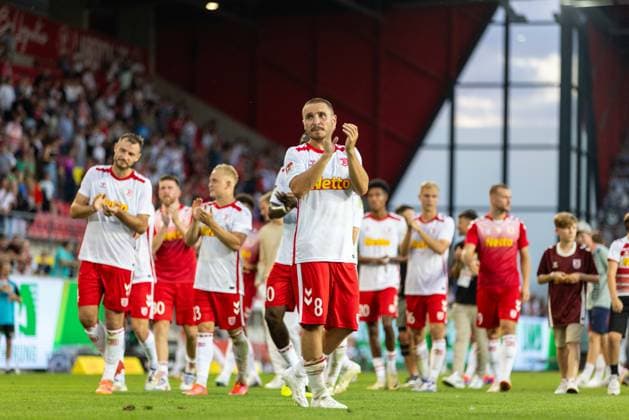 09 08 2024, Soccer, GER, Season, 2 Liga, Season 2024 2025, SSV Jahn Regensburg SSV Ulm 1846 Soccer Jahn players cheer after the 1 0 win against Ulm DFL REGULATIONS PROHIBIT ANY USE OF PHOTOGRAPHS AS IMAGE SEQUENCES AND OR QUASI VIDEO Regensburg Bavaria Germany Jahnstadion Regensburg