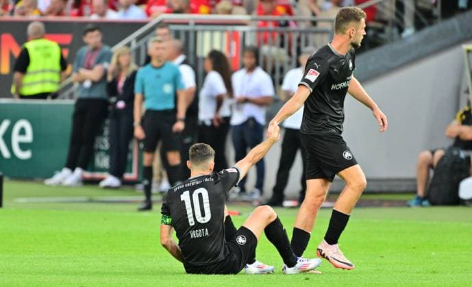 09 08 2024 Soccer season 2024 2025 2 Soccer Bundesliga 02 Matchday 1 FC Kaiserslautern Rote Teufel SpVgg Greuther Fürth Kleeblatt Sportfoto Zink MeZi xmexzix DFL regulations prohibit any use of photographs as image sequences and or quasi video only for editorial use Branimir Hrgota 10 SpVgg Greuther Fürth Dennis Srbeny 7, SpVgg Greuther Fürth, right