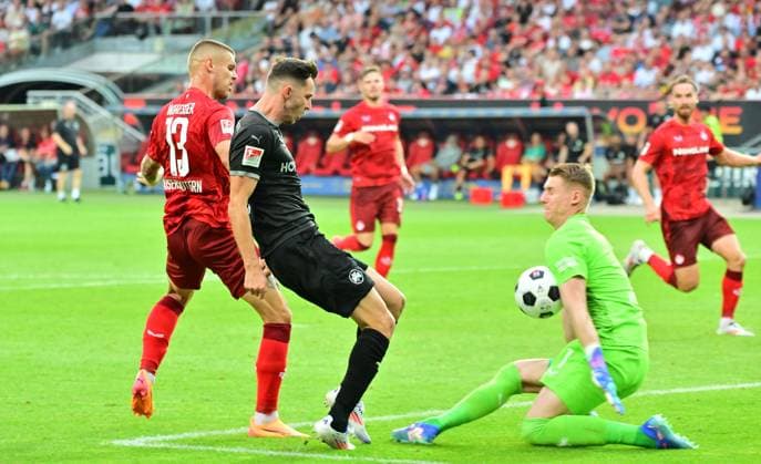 09 08 2024 Soccer season 2024 2025 2 Soccer Bundesliga 02 Matchday 1 FC Kaiserslautern Rote Teufel SpVgg Greuther Fürth Kleeblatt Sportfoto Zink MeZi xmexzix DFL regulations prohibit any use of photographs as image sequences and or quasi video only for editorial use Erik Wekesser 13, 1 FC Kaiserslautern FCK Branimir Hrgota 10 SpVgg Greuther Fürth Julian Krahl 1, 1 FC Kaiserslautern FCK