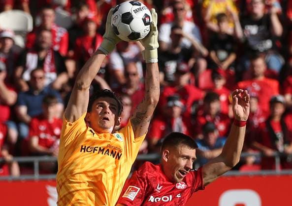 Nahuel Noll 44, Goalkeeper, Greuther Fürth haelt vs Daniel Hanslik 19, FC Kaiserslautern 09 08 2024, Soccer, 2 Bundesliga, FC Kaiserslautern SpVgg Greuther Fürth, 2 Matchday, Season 2024 25, Fritz Walter Stadion, Kaiserslautern, Germany, zmdz, DFB DFL regulations prohibit any use of photographs as image sequences and or quasi video FC Kaiserslautern SpVgg Greuther Fürth