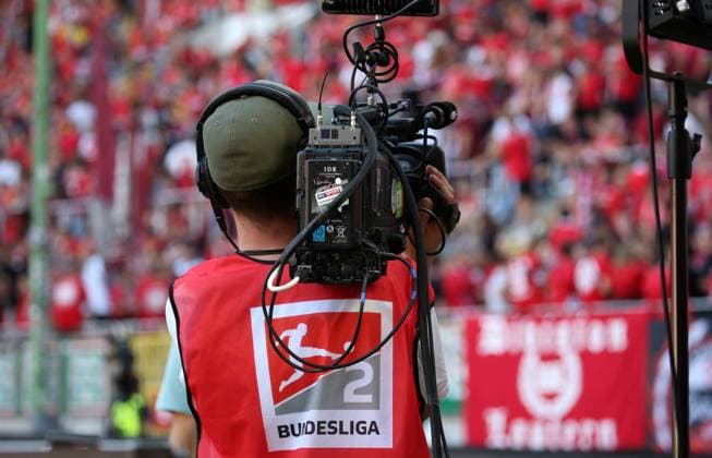 TV Fernsehproduktion 2 Bundesliga 09 08 2024, Fußball, 2 Bundesliga, FC Kaiserslautern SpVgg Greuther Fürth, 2 Spieltag, Saison 2024 25, Fritz Walter Stadion, Kaiserslautern, Deutschland, zmdz, DFB DFL regulations prohibit any use of photographs as image sequences and or quasi video FC Kaiserslautern SpVgg Greuther Fürth
