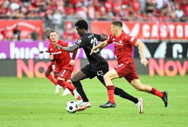 Soccer 2 Bundesliga Season 2024 25 1 FC Kaiserslautern 09 08 2024 Fritz Walter Stadion 1 FC Kaiserslautern fck SpVgg Greuther Fürth fue 2 2 Running duel Robert WAGNER SpVgg Fürth , l, Tobias RASCHL 1 FC Kaiserslautern 1 FC Kaiserslautern