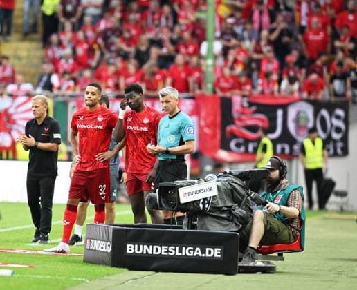 Soccer 2 Bundesliga Season 2024 25 1 FC Kaiserslautern 09 08 2024 Fritz Walter Stadion 1 FC Kaiserslautern fck SpVgg Greuther Fürth fue 2 2 Change at FCK from left Coach Markus ANFANG 1 FC Kaiserslautern , Jan GYAMERAH 1 FC Kaiserslautern and Ragnar ACHE 1 FC Kaiserslautern 1 FC Kaiserslautern