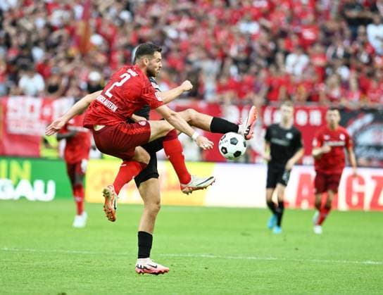 Soccer 2 Bundesliga Season 2024 25 1 FC Kaiserslautern 09 08 2024 Fritz Walter Stadion 1 FC Kaiserslautern fck SpVgg Greuther Fürth fue 2 2 Boris TOMIAK 1 FC Kaiserslautern , front Dennis SRBENY SpVgg Fürth 1 FC Kaiserslautern