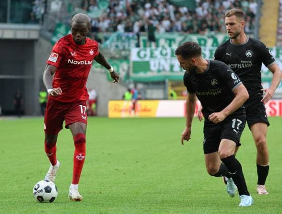 Aaron Opoku Kaiserslautern 17 , GER, 1 FC Kaiserslautern vs Spvgg Greuther Fuerth, Football, 2 Bundesliga, Matchday 2, Season 2024 25, 09 08 2024, DFL REGULATES ANY USE OF PHOTOGRAPHS AS IMAGE SEQUENCES AND ORQUASI VIDEO, GER, 1 FC Kaiserslautern vs Spvgg Greuther Fuerth, Football, 2 Bundesliga, Matchday 2, Season 2024 25, 09 08 2024, Kaiserslautern Copyright: xEibner-Pressefoto joergxNiebergax EP_JNL