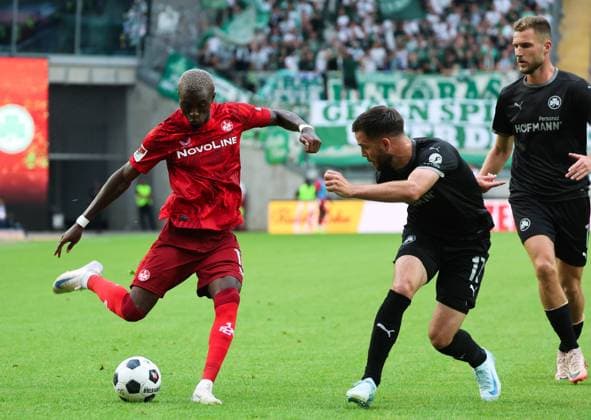 Aaron Opoku Kaiserslautern 17 , GER, 1 FC Kaiserslautern vs Spvgg Greuther Fuerth, Football, 2 Bundesliga, Matchday 2, Season 2024 25, 09 08 2024, DFL REGULATES ANY USE OF PHOTOGRAPHS AS IMAGE SEQUENCES AND ORQUASI VIDEO, GER, 1 FC Kaiserslautern vs Spvgg Greuther Fuerth, Football, 2 Bundesliga, Matchday 2, Season 2024 25, 09 08 2024, Kaiserslautern Copyright: xEibner-Pressefoto joergxNiebergax EP_JNL