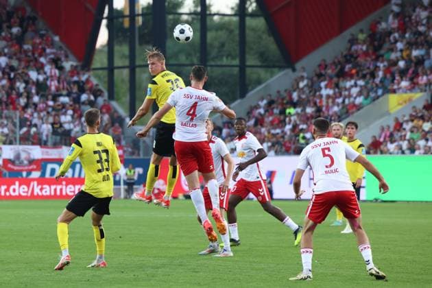 38 Luka Hyrylaeinen SSV Ulm 1846, 38 , 4 Florian Ballas SSV Jahn Regensburg, 4 , 5 Rasim Bulic SSV Jahn Regensburg, 5 , 33 Felix Higl SSV Ulm 1846, 33 , GER, SSV Jahn Regensburg vs SSV Ulm 1846, Soccer, 2 Bundesliga, 2 Matchday, Spielzeit 2024, 09 08 2024 DFB DFL regulations prohibit any use of photographs as image sequences and or quasi video GER, SSV Jahn Regensburg vs SSV Ulm 1846, Fußball, 2 Bundesliga, 2 Spieltag, Spielzeit 2024, 09 08 2024 Regensburg Copyright: xEibner-Pressefoto Grafx EP_AGF
