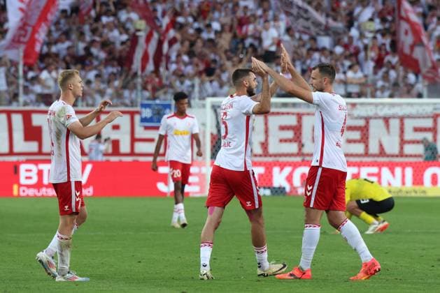15 Sebastian Ernst SSV Jahn Regensburg, 15 , 4 Florian Ballas SSV Jahn Regensburg, 4 , 20 Noah Gaunus SSV Jahn Regensburg, 20 , 7 Oscar Schoenfelder SSV Jahn Regensburg, 7 , GER, SSV Jahn Regensburg vs SSV Ulm 1846, Soccer, 2 Bundesliga, 2 Spieltag, Spielzeit 2024, 09 08 2024 DFB DFL regulations prohibit any use of photographs as image sequences and or quasi video GER, SSV Jahn Regensburg vs SSV Ulm 1846, Football, 2 Bundesliga, 2 Spieltag, Spielzeit 2024, 09 08 2024 Regensburg Copyright: xEibner-Pressefoto Grafx EP_AGF
