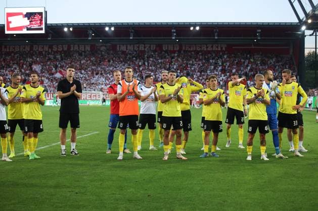 10 Andreas Ludwig SSV Ulm 1846, 10 , 11 Dennis Chessa SSV Ulm 1846, 11 , 44 Niklas Castelle SSV Ulm 1846, 44 , 4 Florian Ballas SSV Jahn Regensburg, 4 , 23 Max Brandt SSV Ulm 1846, 23 , 16 Aaron Keller SSV Ulm 1846, 16 , 30 Maurice Krattenmacher SSV Ulm 1846, 30 , 27 Niklas Kolbe SSV Ulm 1846, 27 , 33 Felix Higl SSV Ulm 1846, 33 , GER, SSV Jahn Regensburg vs SSV Ulm 1846, Football, 2 Bundesliga, 2 Matchday, 2024 Season, 09 08 2024 DFB DFL regulations prohibit any use of photographs as image sequences and or quasi video GER, SSV Jahn Regensburg vs SSV Ulm 1846, Football, 2 Bundesliga, 2 Matchday, 2024 Season, 09 08 2024 Regensburg Copyright: xEibner-Pressefoto Grafx EP_AGF