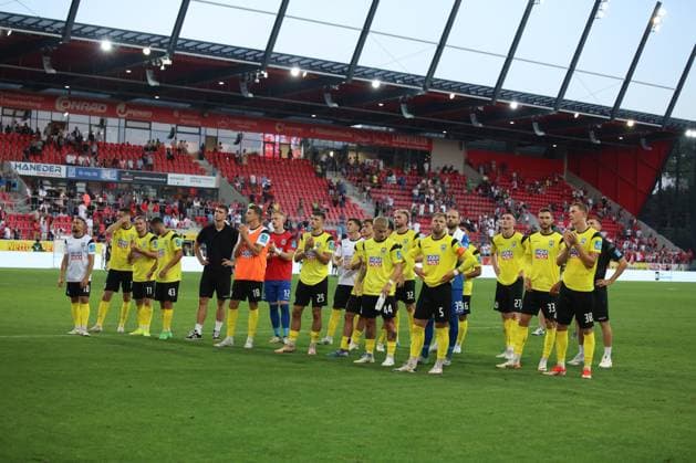 10 Andreas Ludwig SSV Ulm 1846, 10 , 11 Dennis Chessa SSV Ulm 1846, 11 , 44 Niklas Castelle SSV Ulm 1846, 44 , 4 Florian Ballas SSV Jahn Regensburg, 4 , 23 Max Brandt SSV Ulm 1846, 23 , 16 Aaron Keller SSV Ulm 1846, 16 , 30 Maurice Krattenmacher SSV Ulm 1846, 30 , 27 Niklas Kolbe SSV Ulm 1846, 27 , 33 Felix Higl SSV Ulm 1846, 33 , GER, SSV Jahn Regensburg vs SSV Ulm 1846, Football, 2 Bundesliga, 2 Matchday, 2024 Season, 09 08 2024 DFB DFL regulations prohibit any use of photographs as image sequences and or quasi video GER, SSV Jahn Regensburg vs SSV Ulm 1846, Football, 2 Bundesliga, 2 Matchday, 2024 Season, 09 08 2024 Regensburg Copyright: xEibner-Pressefoto Grafx EP_AGF