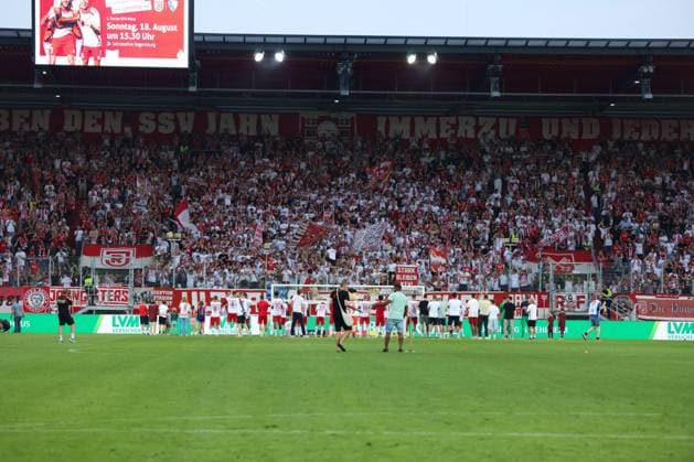 Team Regensburg in front of their fans, GER, SSV Jahn Regensburg vs SSV Ulm 1846, Football, 2 Bundesliga, 2 Matchday, Season 2024, 09 08 2024 DFB DFL regulations prohibit any use of photographs as image sequences and or quasi video GER, SSV Jahn Regensburg vs SSV Ulm 1846, Football, 2 Bundesliga, 2 Matchday, Season 2024, 09 08 2024 Regensburg Copyright: xEibner-Pressefoto Grafx EP_AGF