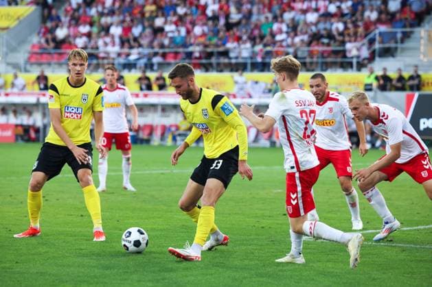 28 Sascha Risch SSV Ulm 1846, 28 , 33 Felix Higl SSV Ulm 1846, 33 , 27 Dominik Kother SSV Jahn Regensburg, 27 , GER, SSV Jahn Regensburg vs SSV Ulm 1846, Fußball, 2 Bundesliga, 2 Spieltag, Spielzeit 2024, 09 08 2024 DFB DFL regulations prohibit any use of photographs as image sequences and or quasi video GER, SSV Jahn Regensburg vs SSV Ulm 1846, Fußball, 2 Bundesliga, 2 Spieltag, Spielzeit 2024, 09 08 2024 Regensburg Copyright: xEibner-Pressefoto Grafx EP_AGF
