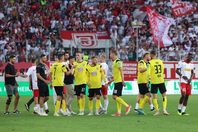 7 Bastian Allgeier SSV Ulm 1846, 7 , 33 Felix Higl SSV Ulm 1846, 33 ,27 Niklas Kolbe SSV Ulm 1846, 27 , 5 Johannes Reichert SSV Ulm 1846, 5 , 40 Mansour Ouro Tagba SSV Jahn Regensburg, 40 , GER, SSV Jahn Regensburg vs SSV Ulm 1846, Soccer, 2 Bundesliga, 2 Spieltag, Spielzeit 2024, 09 08 2024 DFB DFL regulations prohibit any use of photographs as image sequences and or quasi video GER, SSV Jahn Regensburg vs SSV Ulm 1846, Football, 2 Bundesliga, 2 Spieltag, Spielzeit 2024, 09 08 2024 Regensburg Copyright: xEibner-Pressefoto Grafx EP_AGF