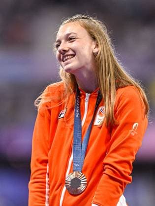 2024-08-09 Athletics - Olympic Games, Olympische Spiele, Olympia, OS Paris 2024 - Day 14 PARIS, FRANCE - AUGUST 9: Femke Bol of the Netherlands winner of the brons medal during the medal ceremony after competing in the Women s 400m Hurdles Final during Day 14 of Athletics - Olympic Games Paris 2024 at Stade de France on August 9, 2024 in Paris, France. (Photo by Andy Astfalck BSR Agency) Paris France Content not available for redistribution in The Netherlands directly or indirectly through any third parties. Copyright: xBSRxAgencyx
