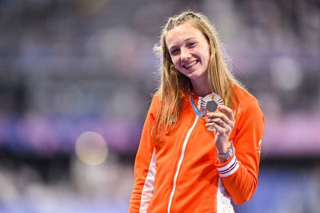 2024-08-09 Athletics - Olympic Games, Olympische Spiele, Olympia, OS Paris 2024 - Day 14 PARIS, FRANCE - AUGUST 9: Femke Bol of the Netherlands winner of the brons medal during the medal ceremony after competing in the Women s 400m Hurdles Final during Day 14 of Athletics - Olympic Games Paris 2024 at Stade de France on August 9, 2024 in Paris, France. (Photo by Andy Astfalck BSR Agency) Paris France Content not available for redistribution in The Netherlands directly or indirectly through any third parties. Copyright: xBSRxAgencyx