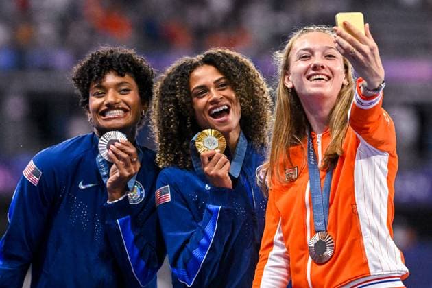 2024-08-09 Athletics - Olympic Games, Olympische Spiele, Olympia, OS Paris 2024 - Day 14 PARIS, FRANCE - AUGUST 9: Anna Cockrell of USA winner of the silver medal, Sydney McLaughlin-Levrone of USA winner of the gold medal, Femke Bol of the Netherlands winner of the brons medal during the medal ceremony after competing in the Women s 400m Hurdles Final during Day 14 of Athletics - Olympic Games Paris 2024 at Stade de France on August 9, 2024 in Paris, France. (Photo by Andy Astfalck BSR Agency) Paris France Content not available for redistribution in The Netherlands directly or indirectly through any third parties. Copyright: xBSRxAgencyx