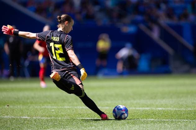 Lyon, France, August 9th 2024: Goalkeeper Ann-Katrin Berger (12 Germany) shoots the ball during the Olympic Games, Olympische Spiele, Olympia, OS Paris 2024 Women Bronze medal football match between Spain and Germany at Stade de Lyon in Lyon, France. (Ane Frosaker SPP) Copyright: xAnexFrosakerx xSPPx spp-en-AnFrSp-_F_24801