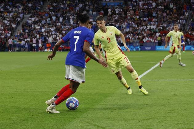 Michael Olise of France and Juan Miranda of Spain, Football, Men s Gold Medal Match between France and Spain during the Olympic Games, Olympische Spiele, Olympia, OS Paris 2024 on 9 August 2024 at Parc des Princes in Paris, France - Photo Gregory Lenormand DPPI Media Panoramic OLYMPIC GAMES PARIS 2024 - 09 08 DPPI Panoramic  21024017_GRL_65764