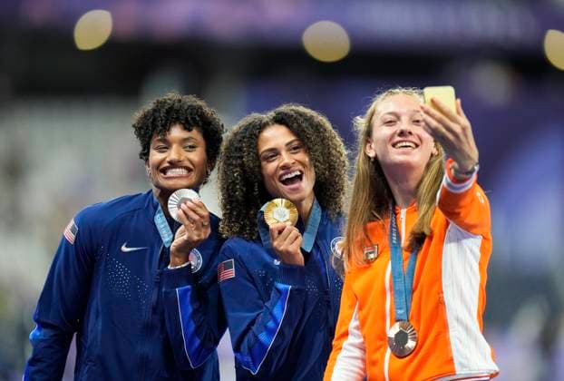 Women s 400m hurdles gold medalist Sydney McLaughlin-Levrone of the U.S. (C), silver medalist Anna Cockrell of the U.S. (L) and bronze medalist Femke Bol of the Netherlands take a selfie on the podium during the Paris 2024 Olympic Games, Olympische Spiele, Olympia, OS Athletics competition at the Stade de France in Paris, France, on Friday, August 9, 2024.  OLY202408091811 PAULxHANNA