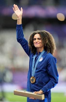 Women s 400m hurdles gold medalist Sydney McLaughlin-Levrone of the U.S. waves from the podium during the Paris 2024 Olympic Games, Olympische Spiele, Olympia, OS Athletics competition at the Stade de France in Paris, France, on Friday, August 9, 2024.  OLY202408091815 PAULxHANNA