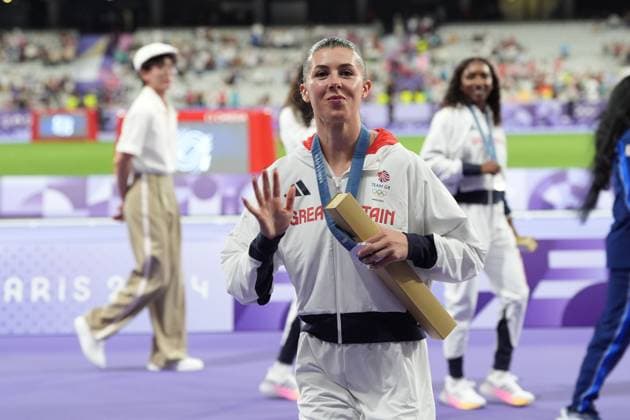 Amy Hunt of Great Britain after receiving her silver medal won in the Women s 4 x 100m Relay Paris 2024 Olympic Games, Olympische Spiele, Olympia, OS Day Fourteen, Paris, France - 09 Aug 2024  Copyright: xDavexWinter Shutterstockx 14622994kh