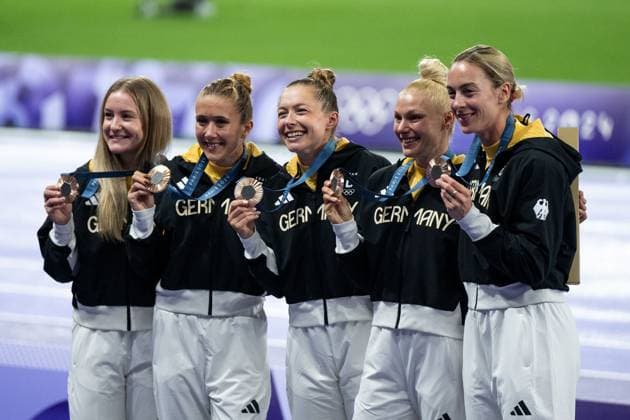 JUNGK Sophia Germany , HAASE Rebekka Germany , LUECKENKEMPER Gina Germany , MAYER Lisa Germany , BURGHARDT Alexandra Germany cheer on the podium at the award ceremony for 3rd place and bronze medal in the 4 x 100 meter relay, women, FRA, Olympic Games Paris 2024, Athletics, evening session, 09 08 2024 FRA, Olympic Games Paris 2024, Athletics, evening session, 09 08 2024 Paris Copyright: xEibner-Pressefoto Memmlerx EP_MMR