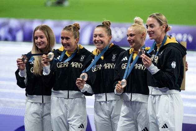 JUNGK Sophia Germany , HAASE Rebekka Germany , LUECKENKEMPER Gina Germany , MAYER Lisa Germany , BURGHARDT Alexandra Germany cheer on the podium at the award ceremony for 3rd place and bronze medal in the 4 x 100 meter relay, women, FRA, Olympic Games Paris 2024, Athletics, evening session, 09 08 2024 FRA, Olympic Games Paris 2024, Athletics, evening session, 09 08 2024 Paris Copyright: xEibner-Pressefoto Memmlerx EP_MMR