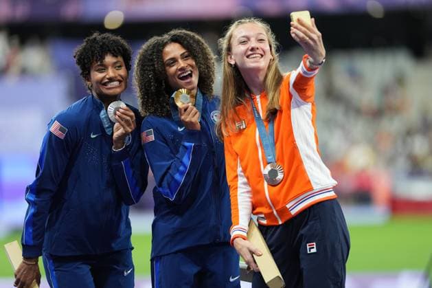 Sydney McLaughlin Levrone of USA (Women s 400m Hurdles) wins gold, Anna Cockrell of USA (Women s 400m Hurdles) wins silver and Femke Bol of Netherlands (Women s 400m Hurdles) wins bronze Paris 2024 Olympic Games, Olympische Spiele, Olympia, OS Day Fourteen, Paris, France - 09 Aug 2024  Copyright: xDavexWinter Shutterstockx 14622994ku
