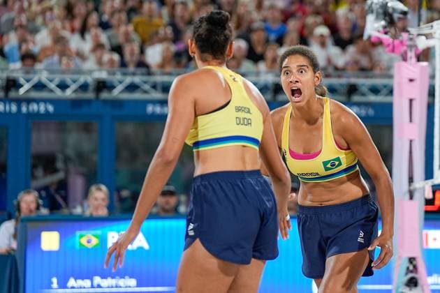 PARIS, FRANCE AUGUST 9 Ana Patricia Silva Ramos of Brazil and Duda Eduarda Santos Lisboa of Brazil celebrate during the Women s Gold Medal Match between Brazil and Canada on day fourteen of the Olympic Games Paris 2024 at Stade Eiffel Champ de Mars on August 9, 2024 in Paris, France Paris France Copyright: xJustPictures.ch DanielaxPorcellix jp-en-EuSpIm-20240809-_DP22300