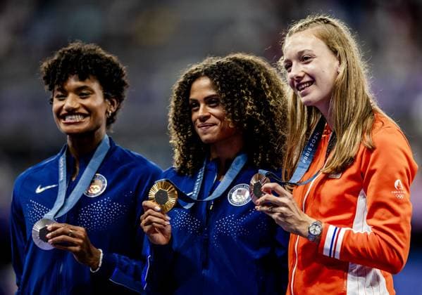 PARIS - Femke Bol with her bronze medal together with Anna Cockrell (L, silver) and Sydney McLaughlin-Levrone (M, gold) during the medal ceremony of the Olympic athletics competitions. ANP REMKO DE WAAL xVIxANPxSportx xxANPxIVx 505611854 originalFilename: 505611854.jpg