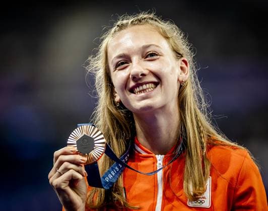 PARIS - Femke Bol her bronze medal during the medal ceremony of the Olympic athletics competitions. ANP REMKO DE WAAL xVIxANPxSportx xxANPxIVx 505611877 originalFilename: 505611877.jpg
