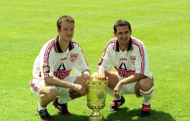 Archivbilder der Woche SPORT KW32 15.07.97 VfB Stuttgart Fototermin DFB-Pokal Sieger 1997 Deutschland, Stuttgart, 15.07.1997, Fussball, Bundesliga, VfB Stuttgart Fototermin DFB-Pokal Sieger 1997: v.l. Fredi Bobic, Gerhard Poschner mit dem DFB-Pokal. *** 15 07 97 VfB Stuttgart Photo session DFB Cup Winner 1997 Germany, Stuttgart, 15 07 1997, Football, Bundesliga, VfB Stuttgart Photo session DFB Cup Winner 1997 f l Fredi Bobic, Gerhard Poschner with the DFB Cup
