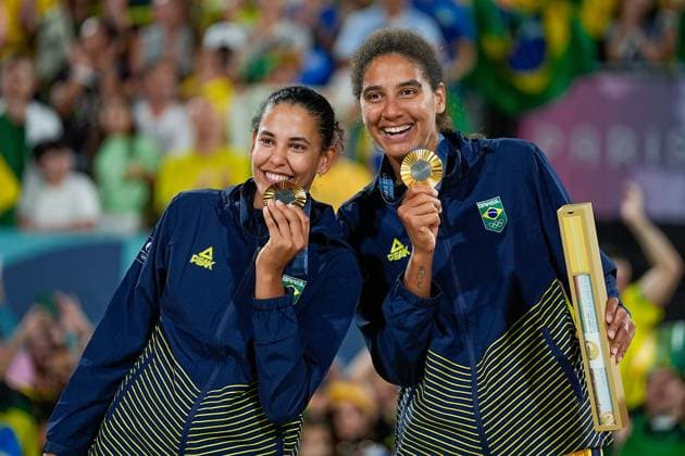 PARIS, FRANCE AUGUST 9 Ana Patricia Silva Ramos of Brazil R and Eduarda Santos Lisboa of Brazil L celebrate their victory and pose with their gold medal after the Women s Gold Medal Match between Brazil and Canada on day fourteen of the Olympic Games Paris 2024 at Stade Eiffel Champ de Mars on August 9, 2024 in Paris, France Paris France Copyright: xJustPictures.ch DanielaxPorcellix jp-en-EuSpIm-20240810-_DP23737-3