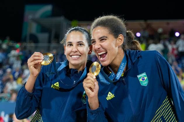 PARIS, FRANCE AUGUST 9 Ana Patricia Silva Ramos of Brazil R and Eduarda Santos Lisboa of Brazil L celebrate their victory and pose with their gold medal after the Women s Gold Medal Match between Brazil and Canada on day fourteen of the Olympic Games Paris 2024 at Stade Eiffel Champ de Mars on August 9, 2024 in Paris, France Paris France Copyright: xJustPictures.ch DanielaxPorcellix jp-en-EuSpIm-20240810-_DP15126