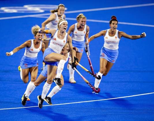Bilder des Jahres 2024, Sport 08 August Sport Themen der Woche KW32 Sport Bilder des Tages PARIS - Dutch women s hockey players celebrate the 1-1 during the hockey final against China at the Olympic Games, Olympische Spiele, Olympia, OS ANP ROBIN VAN LONKHUIJSEN xVIxANPxSportx xxANPxIVx 505624700 originalFilename: 505624700.jpg