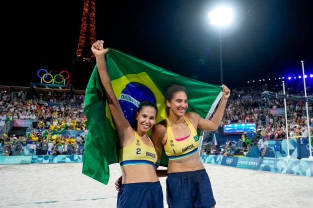 PARIS, FRANCE AUGUST 9 Duda Eduarda Santos Lisboa of Brazil and Ana Patricia Silva Ramos of Brazi celebrate their victory during the Women s Gold Medal Match between Brazil and Canada on day fourteen of the Olympic Games Paris 2024 at Stade Eiffel Champ de Mars on August 9, 2024 in Paris, France Paris France Copyright: xJustPictures.ch DanielaxPorcellix jp-en-EuSpIm-20240809-_DP15090