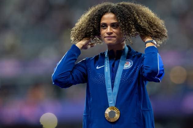 Athletics - Olympics Games Paris 2024: Day 14 Gold medalist Sydney McLaughlin-Levrone of Team United States celebrates on the podium during the Women s 400m Hurdles medal ceremony on day fourteen of the Olympic Games, Olympische Spiele, Olympia, OS Paris 2024 at Stade de France on August 09, 2024 in Paris, France. Paris France  Copyright: xAndrzejxIwanczukx originalFilename:iwanczuk-athletic240809_np99G.jpg