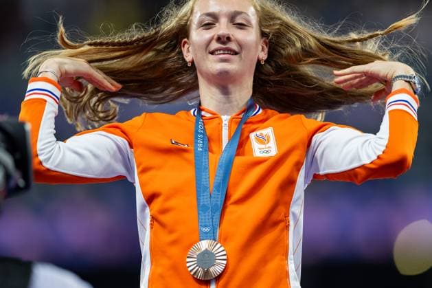 Athletics - Olympics Games Paris 2024: Day 14 Bronze medalist Femke Bol of Team Netherlands celebrates on the podium during the Women s 400m Hurdles medal ceremony on day fourteen of the Olympic Games, Olympische Spiele, Olympia, OS Paris 2024 at Stade de France on August 09, 2024 in Paris, France. Paris France  Copyright: xAndrzejxIwanczukx originalFilename:iwanczuk-athletic240809_npGG9.jpg