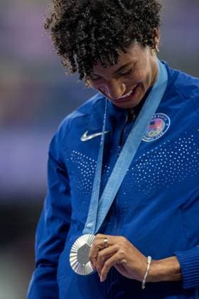 Athletics - Olympics Games Paris 2024: Day 14 Silver medalist Anna Cockrell of Team United States celebrates on the podium during the Women s 400m Hurdles medal ceremony on day fourteen of the Olympic Games, Olympische Spiele, Olympia, OS Paris 2024 at Stade de France on August 09, 2024 in Paris, France. Paris France  Copyright: xAndrzejxIwanczukx originalFilename:iwanczuk-athletic240809_npOsU.jpg