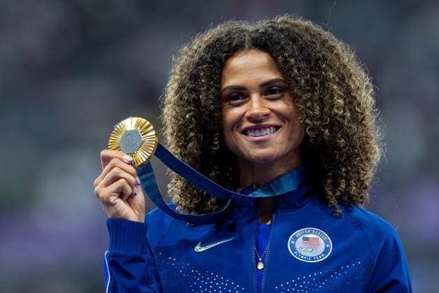 Athletics - Olympics Games Paris 2024: Day 14 Gold medalist Sydney McLaughlin-Levrone of Team United States celebrates on the podium during the Women s 400m Hurdles medal ceremony on day fourteen of the Olympic Games, Olympische Spiele, Olympia, OS Paris 2024 at Stade de France on August 09, 2024 in Paris, France. Paris France  Copyright: xAndrzejxIwanczukx originalFilename:iwanczuk-athletic240809_np1at.jpg