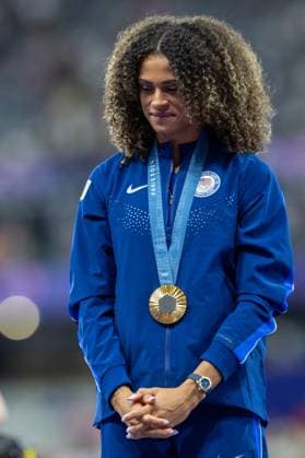 Athletics - Olympics Games Paris 2024: Day 14 Gold medalist Sydney McLaughlin-Levrone of Team United States celebrates on the podium during the Women s 400m Hurdles medal ceremony on day fourteen of the Olympic Games, Olympische Spiele, Olympia, OS Paris 2024 at Stade de France on August 09, 2024 in Paris, France. Paris France  Copyright: xAndrzejxIwanczukx originalFilename:iwanczuk-athletic240809_npCx2.jpg