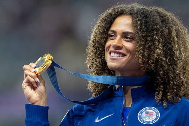 Athletics - Olympics Games Paris 2024: Day 14 Gold medalist Sydney McLaughlin-Levrone of Team United States celebrates on the podium during the Women s 400m Hurdles medal ceremony on day fourteen of the Olympic Games, Olympische Spiele, Olympia, OS Paris 2024 at Stade de France on August 09, 2024 in Paris, France. Paris France  Copyright: xAndrzejxIwanczukx originalFilename:iwanczuk-athletic240809_npMHJ.jpg