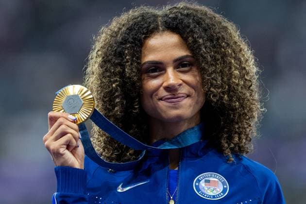 Athletics - Olympics Games Paris 2024: Day 14 Gold medalist Sydney McLaughlin-Levrone of Team United States celebrates on the podium during the Women s 400m Hurdles medal ceremony on day fourteen of the Olympic Games, Olympische Spiele, Olympia, OS Paris 2024 at Stade de France on August 09, 2024 in Paris, France. Paris France  Copyright: xAndrzejxIwanczukx originalFilename:iwanczuk-athletic240809_npsGj.jpg