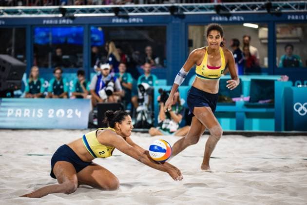 Brazil vs Canada women&amp; 39;s beach volleyb PARIS, IF - 09.08.2024: BRAZIL VS CANADA WOMEN& 39;S BEACH VOLLEYB - Beach volleyball, Beachvolleyball - Paris 2024 Olympics - Brazil (Ana Patricia and Duda) x Canada (Melissa and Brandie) in a match valid for the final of the women& 39;s doubles competition, held at the Eiffel Tower Arena, in Paris, France, this Friday (09) (Photo: Luca Castro Fotoarena) x2591406x  LucaxCastro