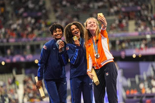 August 9, 2024, Paris, Paris, FRANCE: Gold medalist Sydney McLaughlin-Levrone of United States, Silver medalist Anna Cockrell of United States and Bronze medalist Femke Bol of Netherlands after Women s 400m Hurdles Final of the Athletics on Stade de France during the Paris 2024 Olympics Games on August 9, 2024 in Paris, France. Paris FRANCE - ZUMAa181 20240809_zaa_a181_776 Copyright: xAlvaroxDiazx