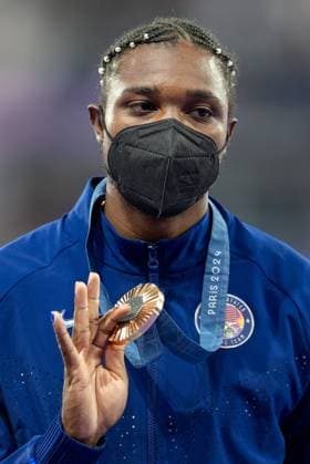 Sport Bilder des Tages Athletics - Olympics Games Paris 2024: Day 14 Bronze medalist Noah Lyles of Team United States celebrates on the podium during the Men s 200m medal ceremony on day fourteen of the Olympic Games, Olympische Spiele, Olympia, OS Paris 2024 at Stade de France on August 09, 2024 in Paris, France Paris France  Copyright: xAndrzejxIwanczukx originalFilename:iwanczuk-athletic240809_npoUT.jpg