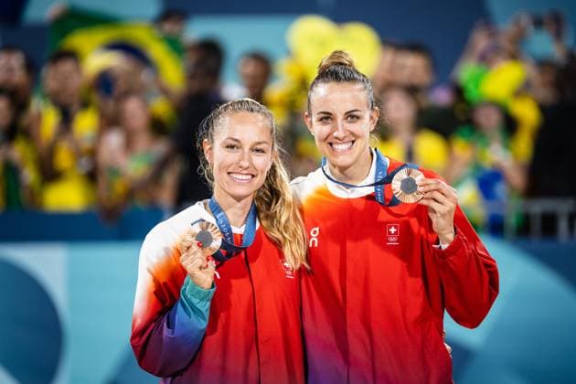 Sport Bilder des Tages Sport Bilder des Tages Brazil vs Canada women&amp; 39;s beach volleyb PARIS, IF - 10.08.2024: BRAZIL VS CANADA WOMEN& 39;S BEACH VOLLEYB - Beach volleyball, Beachvolleyball - Paris 2024 Olympics - Brazil (Ana Patricia and Duda) x Canada (Melissa and Brandie) in a match valid for the final of the women& 39;s doubles competition, held at the Eiffel Tower Arena, in Paris, France, this Friday (09) (Photo: Luca Castro Fotoarena) x2591413x  LucaxCastro